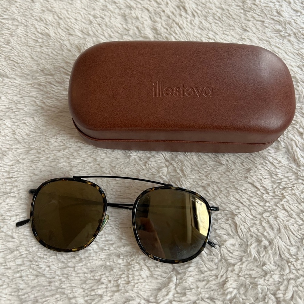 Illesteva Mykonos sunglasses and case
